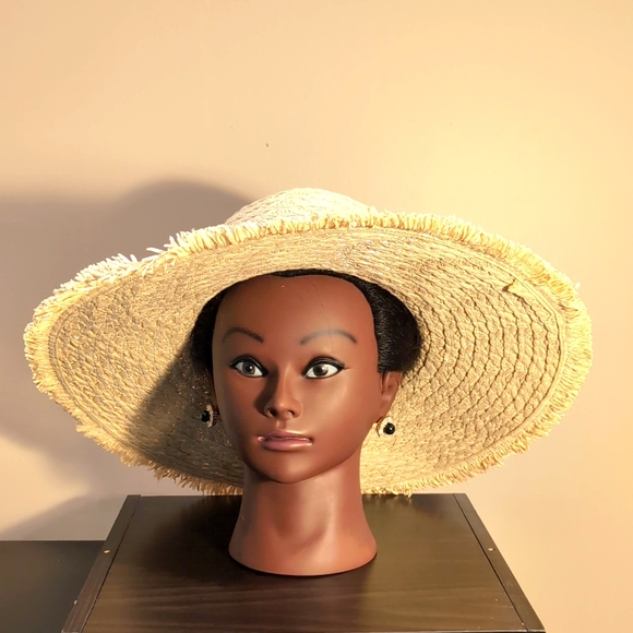 Simple Pearl Earstuds - Picture 4 of 11